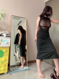 眼镜反差婊，推特天然巨乳女神【小鲅鱼】最新定制，道具紫薇、甩奶裸舞、身材无敌 截图10