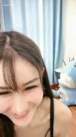 新鲜出炉 绝色女神【椰椰奶】魔鬼身材大长腿 脱光光扒穴了 ！~ ~--网红模特，不做外围了改线上赚钱 截图4
