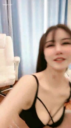 新鲜出炉 绝色女神【椰椰奶】魔鬼身材大长腿 脱光光扒穴了 ！~ ~--网红模特，不做外围了改线上赚钱 截图8