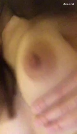 【抖音泄密】15万粉丝小网红，【小紫】，大哥刷跑车定制，无滤镜看着很纯，大学生的小屄真干净 截图15