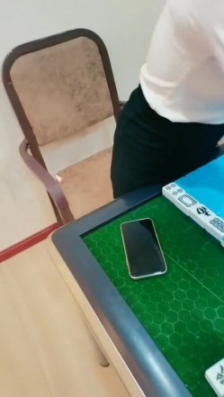 勾搭性感的麻将馆老板娘，丝袜高跟诱惑暴力扒光口交大鸡巴，直接按在床上抽插，水好多叫的好骚直接内射她 截图4