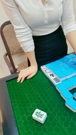 勾搭性感的麻将馆老板娘，丝袜高跟诱惑暴力扒光口交大鸡巴，直接按在床上抽插，水好多叫的好骚直接内射她 截图5