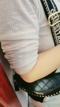 勾搭性感的麻将馆老板娘，丝袜高跟诱惑暴力扒光口交大鸡巴，直接按在床上抽插，水好多叫的好骚直接内射她 截图6