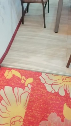 勾搭性感的麻将馆老板娘，丝袜高跟诱惑暴力扒光口交大鸡巴，直接按在床上抽插，水好多叫的好骚直接内射她 截图8