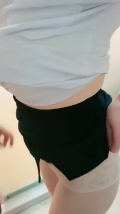 勾搭性感的麻将馆老板娘，丝袜高跟诱惑暴力扒光口交大鸡巴，直接按在床上抽插，水好多叫的好骚直接内射她 截图9