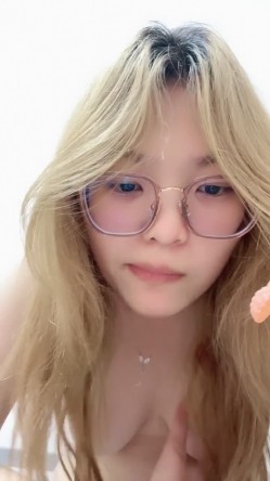 大屁股校花！一看就好想干啊 【19岁的小王】自慰 水狂喷 截图10