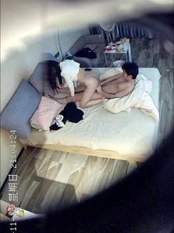 高质量酒店偷拍！前方酒店战况激烈，清纯的学生妹 身体很敏感，和男友激情过后累趴 像一堆烂泥，激烈做爱 叫床非常的动听 截图6