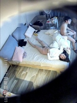高质量酒店偷拍！前方酒店战况激烈，清纯的学生妹 身体很敏感，和男友激情过后累趴 像一堆烂泥，激烈做爱 叫床非常的动听 截图9