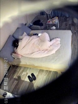 高质量酒店偷拍！前方酒店战况激烈，清纯的学生妹 身体很敏感，和男友激情过后累趴 像一堆烂泥，激烈做爱 叫床非常的动听 截图13