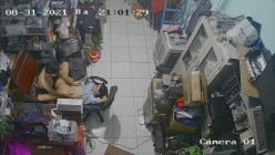 黑客破解摄像头监控偷拍 电脑维修店内夫妻口爆啪啪 超刺激！ 截图2