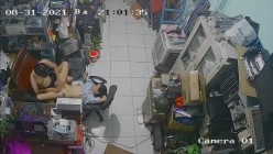 黑客破解摄像头监控偷拍 电脑维修店内夫妻口爆啪啪 超刺激！ 截图4