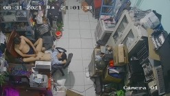 黑客破解摄像头监控偷拍 电脑维修店内夫妻口爆啪啪 超刺激！ 截图5