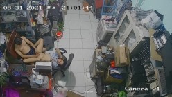黑客破解摄像头监控偷拍 电脑维修店内夫妻口爆啪啪 超刺激！ 截图7