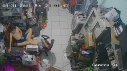 黑客破解摄像头监控偷拍 电脑维修店内夫妻口爆啪啪 超刺激！ 截图8