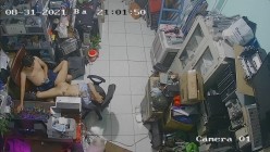 黑客破解摄像头监控偷拍 电脑维修店内夫妻口爆啪啪 超刺激！ 截图9