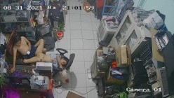 黑客破解摄像头监控偷拍 电脑维修店内夫妻口爆啪啪 超刺激！ 截图12