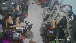 黑客破解摄像头监控偷拍 电脑维修店内夫妻口爆啪啪 超刺激！ 截图13