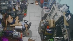 黑客破解摄像头监控偷拍 电脑维修店内夫妻口爆啪啪 超刺激！ 截图14