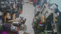 黑客破解摄像头监控偷拍 电脑维修店内夫妻口爆啪啪 超刺激！ 截图15