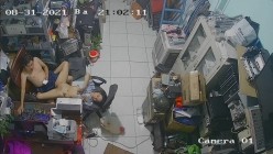 黑客破解摄像头监控偷拍 电脑维修店内夫妻口爆啪啪 超刺激！ 截图16