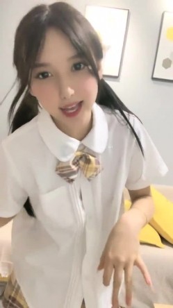 明星颜值，顶级女神下海！【小羊炖土豆】，啤酒瓶插穴，有这张脸还不够，真能豁得出去，刺激 截图2