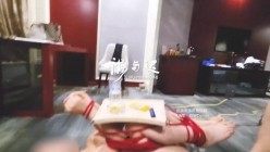 顶级调教大神，回归携多位少妇母狗调教，刺激花式玩法「海与迟」165车模冷白皮黑丝母狗车展当晚拿下，抽逼奴性M配合度非常高 截图3
