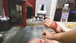 顶级调教大神，回归携多位少妇母狗调教，刺激花式玩法「海与迟」165车模冷白皮黑丝母狗车展当晚拿下，抽逼奴性M配合度非常高 截图14