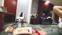 顶级调教大神，回归携多位少妇母狗调教，刺激花式玩法「海与迟」165车模冷白皮黑丝母狗车展当晚拿下，抽逼奴性M配合度非常高 截图16