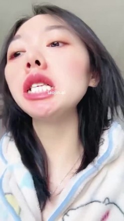 真实良家人妻少妇，【冰冰是个骚女】，饭桌上也要拍，老公和婆婆出镜，饭后卧室骚气大发，淫荡不堪真浪 截图1