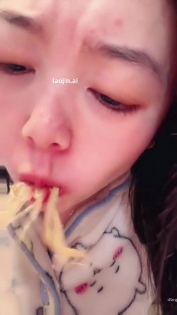 真实良家人妻少妇，【冰冰是个骚女】，饭桌上也要拍，老公和婆婆出镜，饭后卧室骚气大发，淫荡不堪真浪 截图3