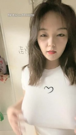 颜值不错的小骚逼露脸长着一对巨无霸的大奶子，裸露在外自己揉捏把镜头都晃晕了，自慰骚逼高潮喷水不要错过 截图4