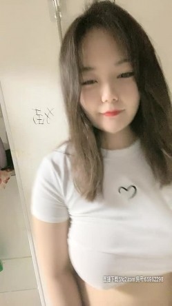 颜值不错的小骚逼露脸长着一对巨无霸的大奶子，裸露在外自己揉捏把镜头都晃晕了，自慰骚逼高潮喷水不要错过 截图6