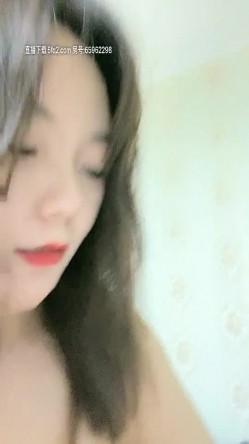 颜值不错的小骚逼露脸长着一对巨无霸的大奶子，裸露在外自己揉捏把镜头都晃晕了，自慰骚逼高潮喷水不要错过 截图9