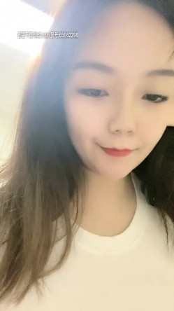 颜值不错的小骚逼露脸长着一对巨无霸的大奶子，裸露在外自己揉捏把镜头都晃晕了，自慰骚逼高潮喷水不要错过 截图15