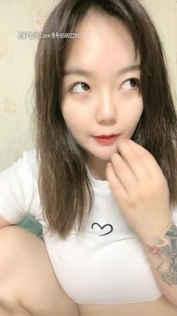 颜值不错的小骚逼露脸长着一对巨无霸的大奶子，裸露在外自己揉捏把镜头都晃晕了，自慰骚逼高潮喷水不要错过 截图16