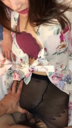 无套干02年小妹妹，穿着黑丝就干，实际爽得一批，小舌头吃手指，表情骚骚滴！ 截图1