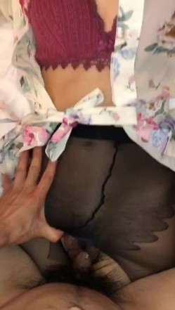 无套干02年小妹妹，穿着黑丝就干，实际爽得一批，小舌头吃手指，表情骚骚滴！ 截图6