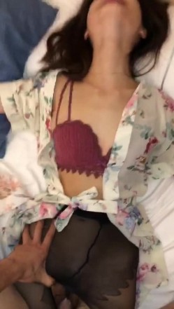 无套干02年小妹妹，穿着黑丝就干，实际爽得一批，小舌头吃手指，表情骚骚滴！ 截图7