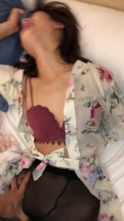 无套干02年小妹妹，穿着黑丝就干，实际爽得一批，小舌头吃手指，表情骚骚滴！ 截图10