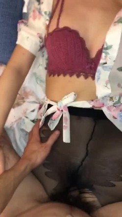 无套干02年小妹妹，穿着黑丝就干，实际爽得一批，小舌头吃手指，表情骚骚滴！ 截图13
