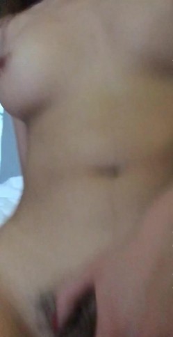 91轻吻也飘然 宾馆约操银行女白领激情做爱 表情销魂很享受的样子 美乳翘挺 无套连续抽插颜射 完美露脸 截图15