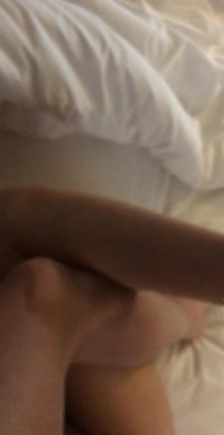 91轻吻也飘然 宾馆约操银行女白领激情做爱 表情销魂很享受的样子 美乳翘挺 无套连续抽插颜射 完美露脸 截图16