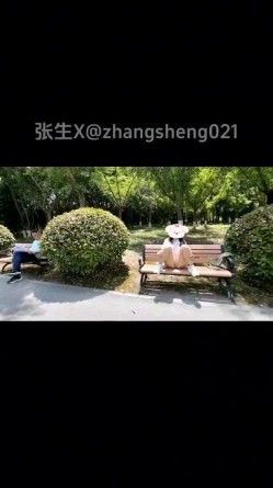 绿帽淫妻大神『张生』分享娇妻，塞着跳蛋逛公园 各种人前露出，看看平时端庄高雅的人妻私下是什么样 截图16