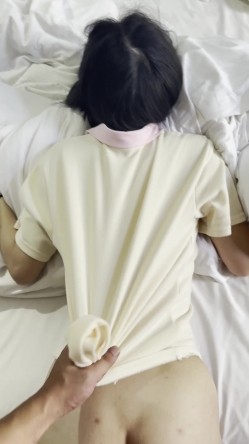 江苏极品女大和富二代男友啪啪流出女上男下街景窗台上多地点做爱 截图7