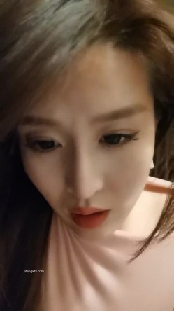 ️精品推荐 ️抖音极品大龄熟女『牛奶秋刀姨』下海直播性情展示12V 讲诉和小哥水性杨花的故事 截图4