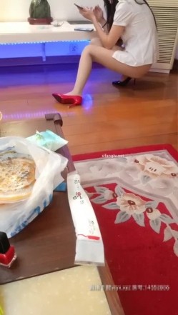 淫荡卖衣服女神，高跟鞋丝袜诱惑，被眼镜哥抱起来猛艹逼逼 淫水都湿了，诱惑呻吟！ 截图2