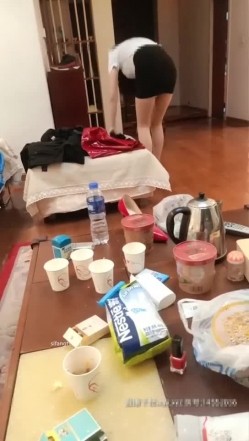 淫荡卖衣服女神，高跟鞋丝袜诱惑，被眼镜哥抱起来猛艹逼逼 淫水都湿了，诱惑呻吟！ 截图5