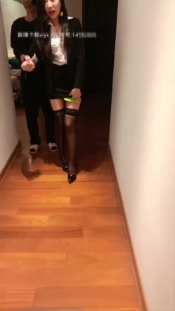 淫荡卖衣服女神，高跟鞋丝袜诱惑，被眼镜哥抱起来猛艹逼逼 淫水都湿了，诱惑呻吟！ 截图7