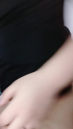 少妇姐妹露脸勾搭大哥激情啪啪，全程露脸刮逼毛，尿尿道具插逼，让大哥玩骚奶子各种抽插爆草，淫声荡语不断 截图5