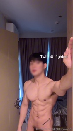 健身肌肉猛男【fighterr】推特福利，巨根疯狂打桩机，约炮各种小姐姐，用大肉棒征服她们 截图1